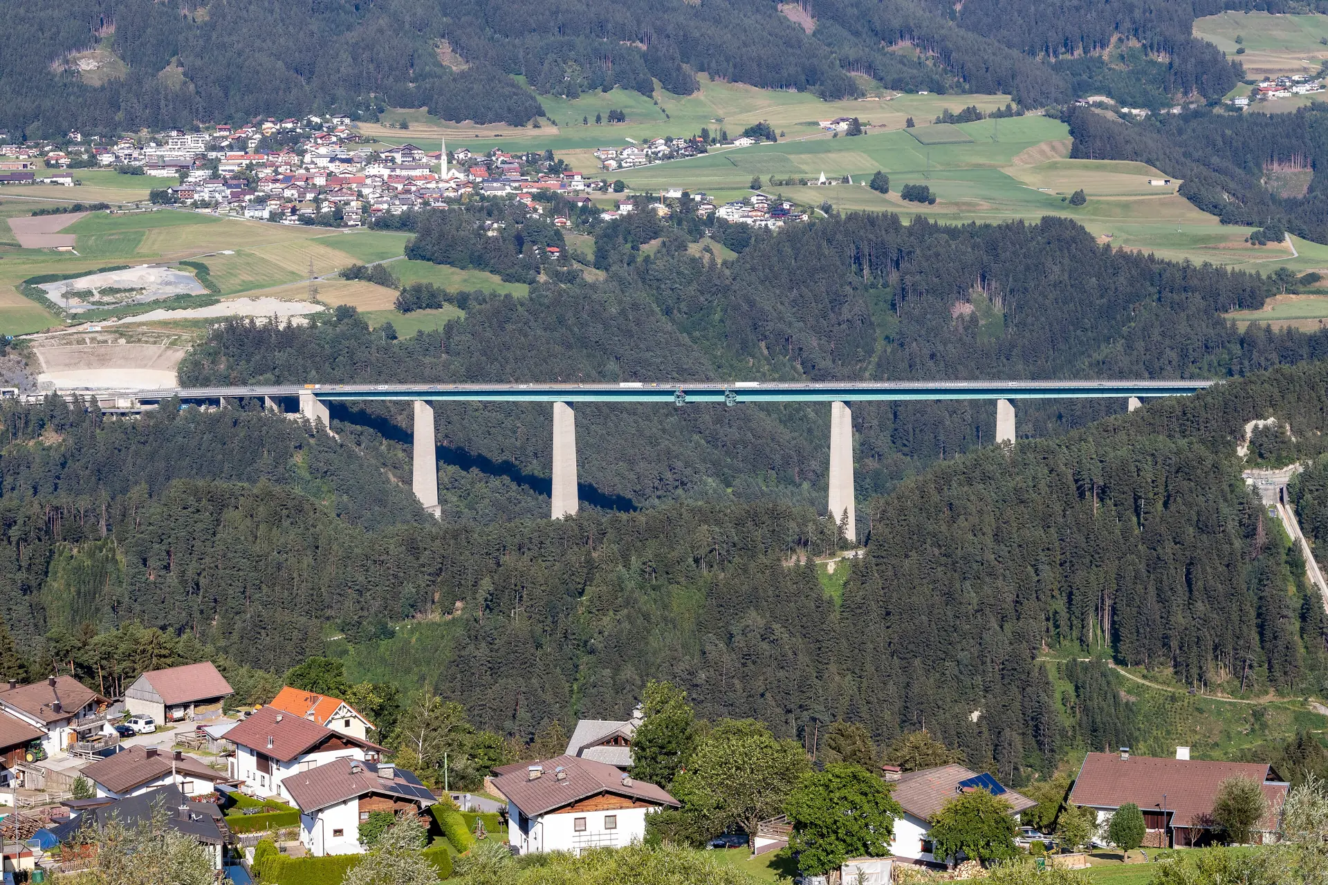 Die Europabrücke der Brennerautobahn hoch über dem Wipptal, von oben fotografiert