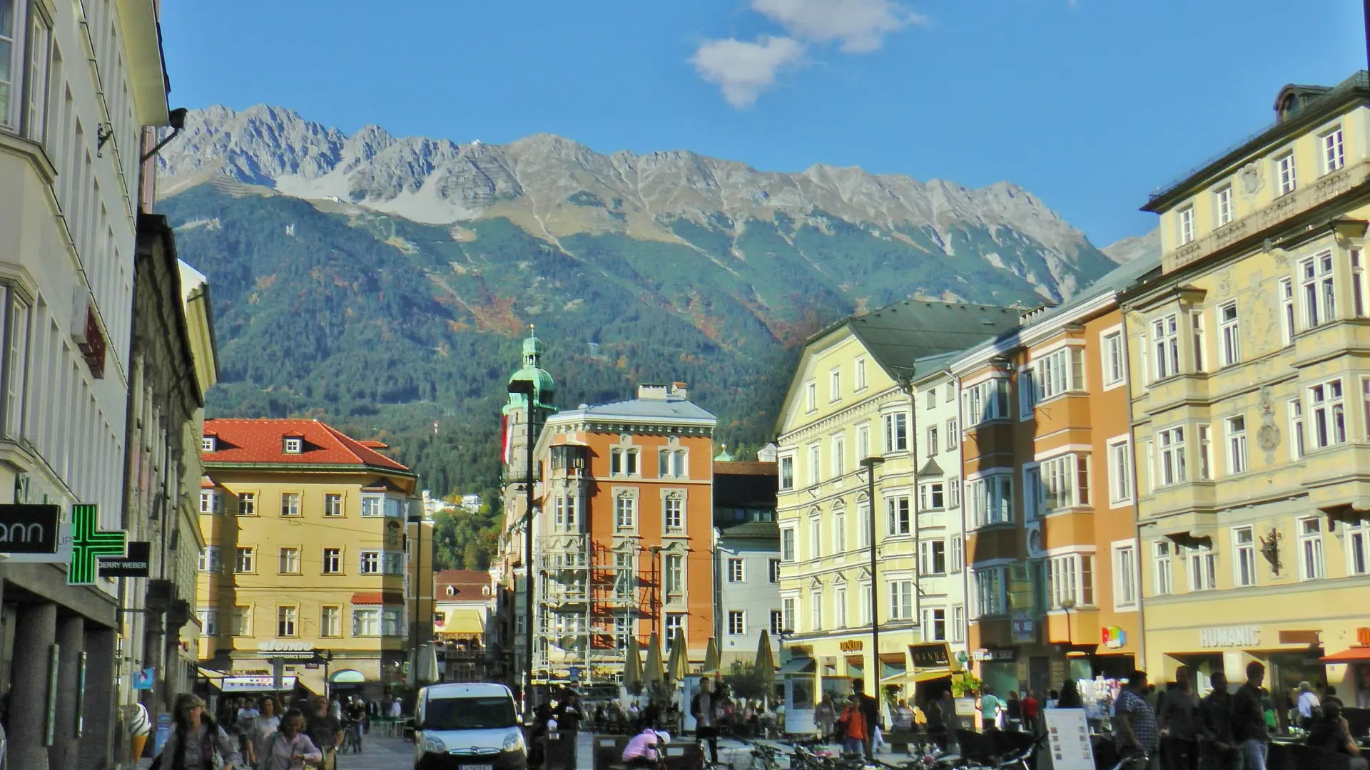 Innsbruck von oben mit dem Inn und der Nordkette dahinter