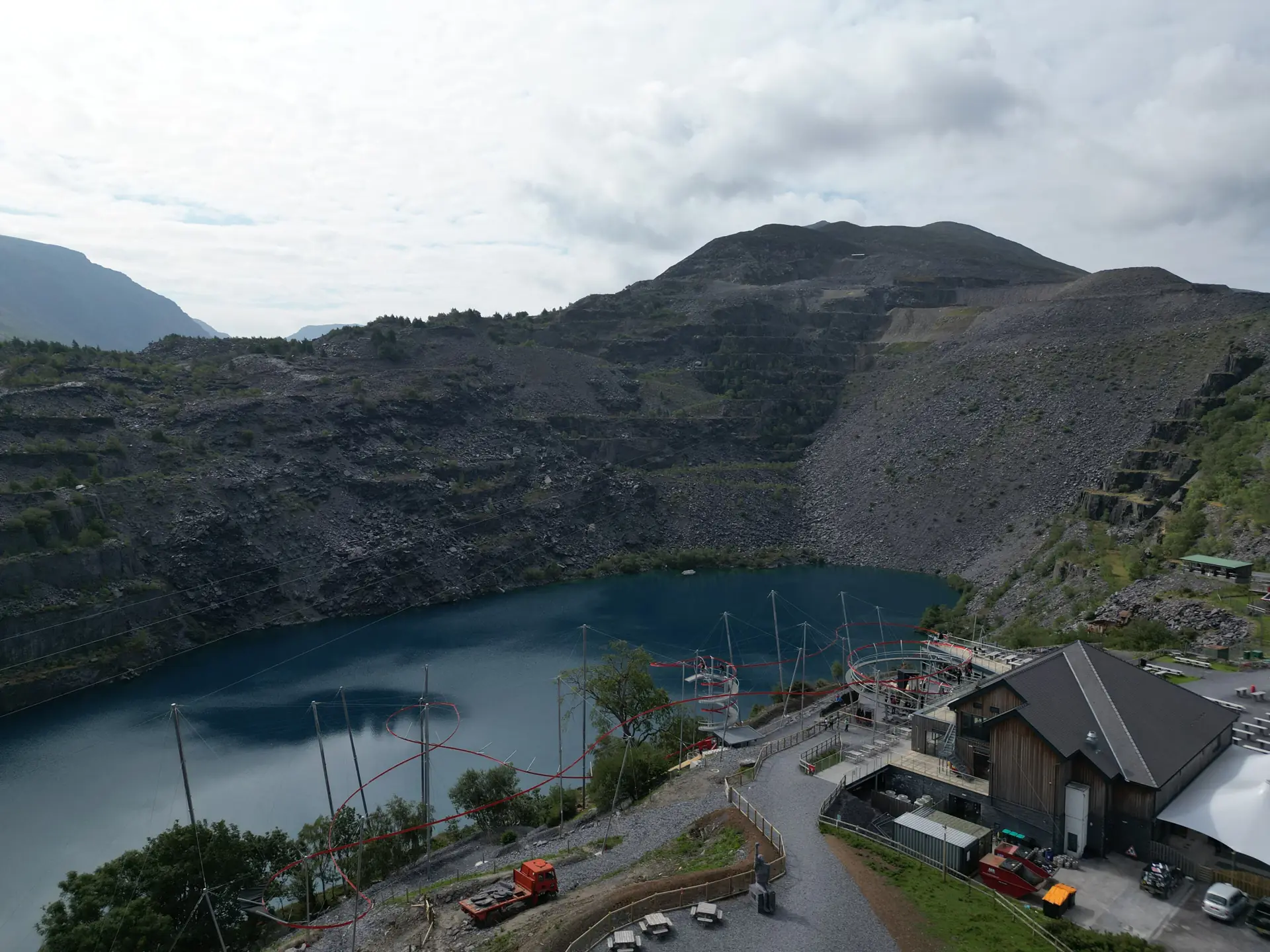 Der Penrhyn-Steinbruch aus der Luft, der türkise See und die Seile von Zip World