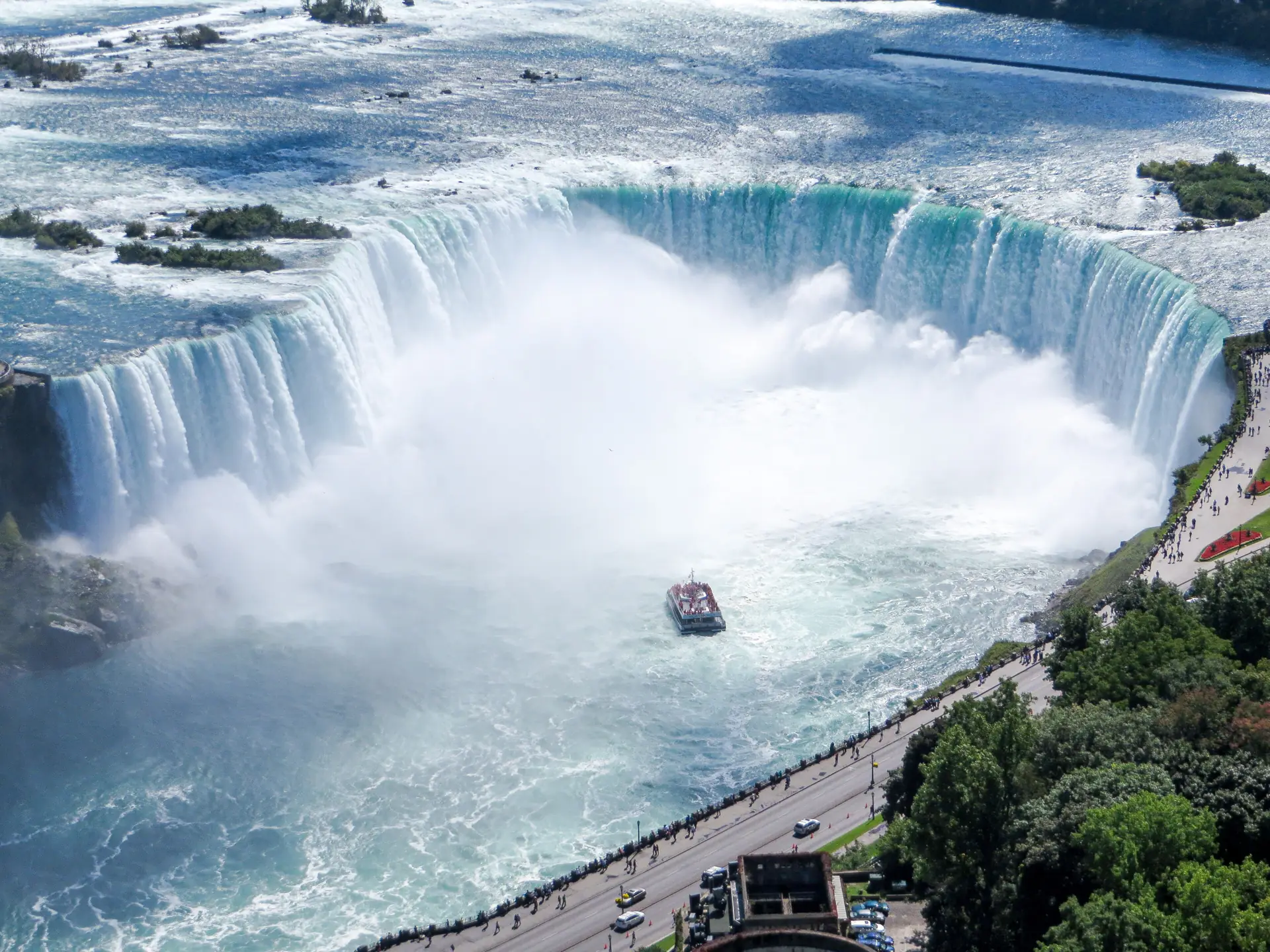Die Horseshoe Falls aus der Luft, ein Ausflugsboot winzig im Sprühnebel an ihrem Fuß