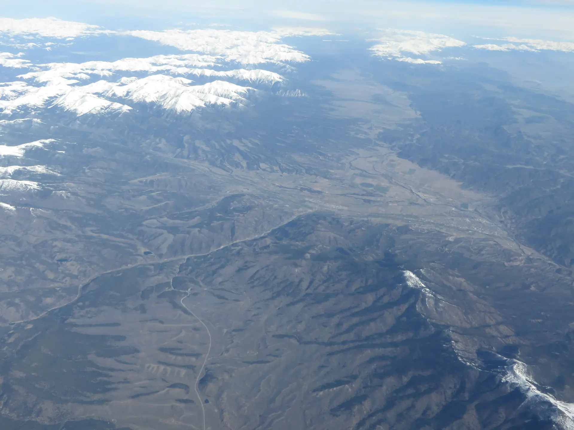 Das Tal des Arkansas River und die schneegestreifte Sawatch Range aus einem Flugzeug