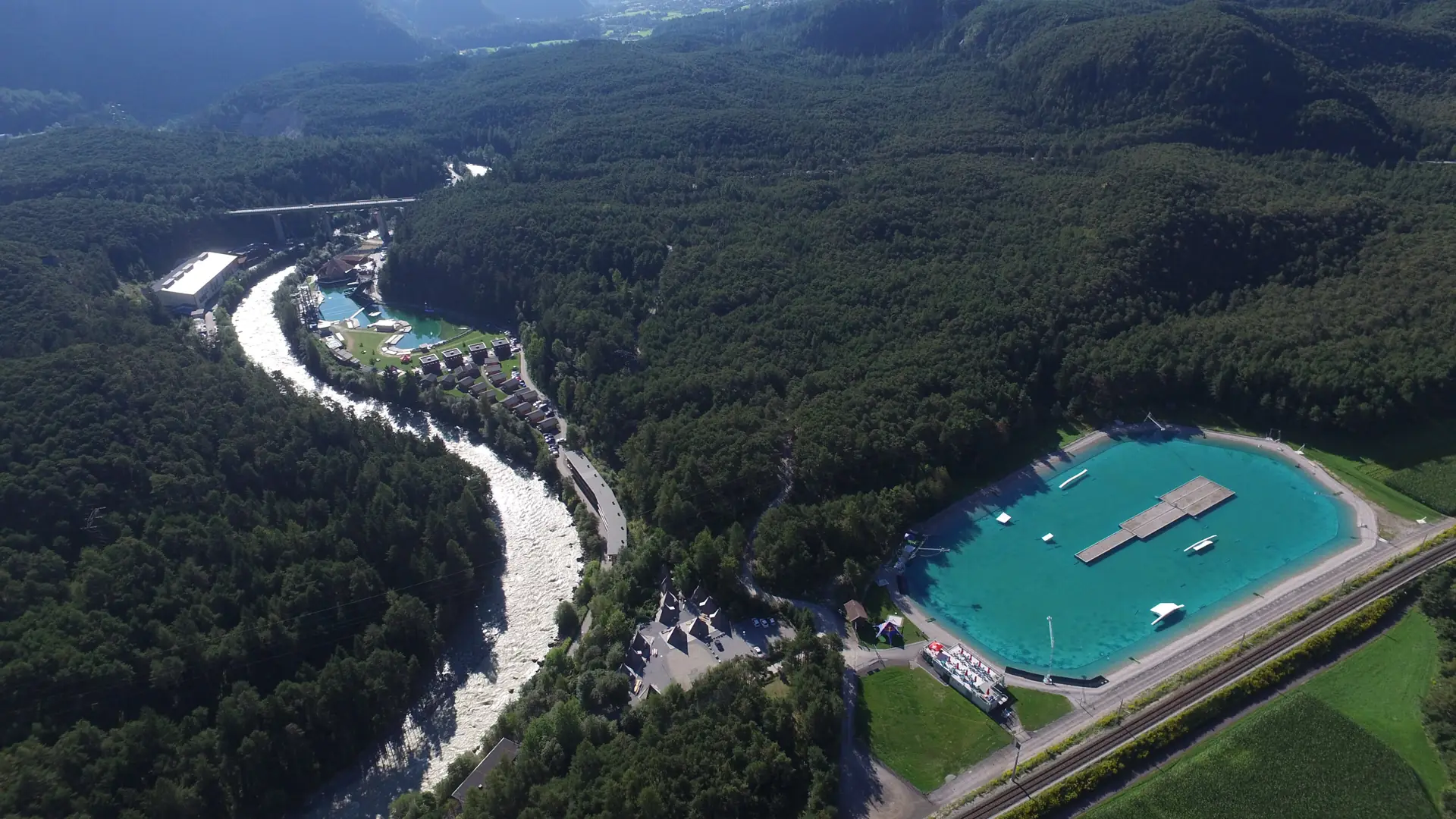 Die Area 47 am Ötztal-Bahnhof von oben mit dem Inn und der Ötztaler Ache