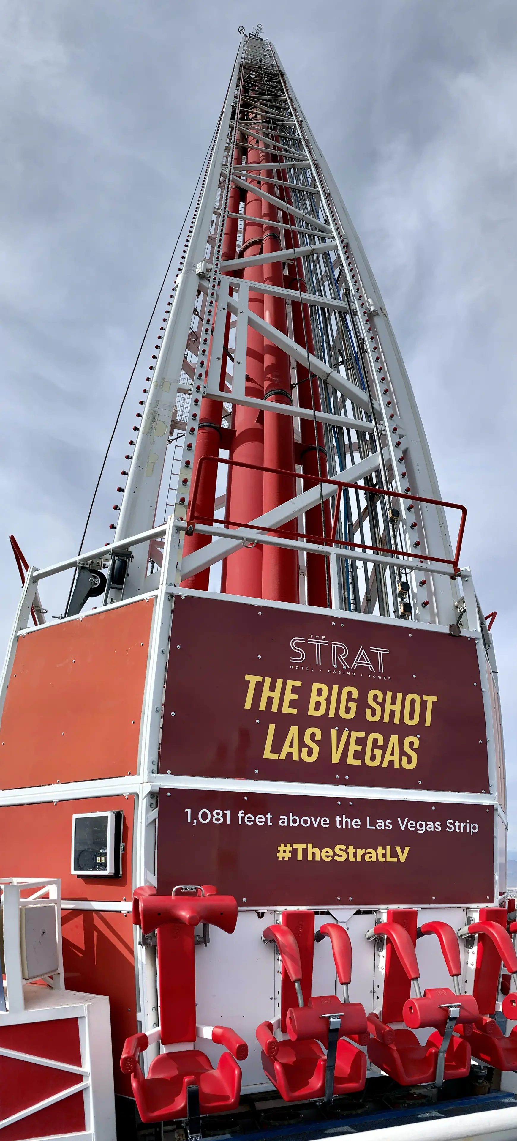 Der rote Turm des Big Shot auf der Nadel des STRAT, von unten gegen den Himmel
