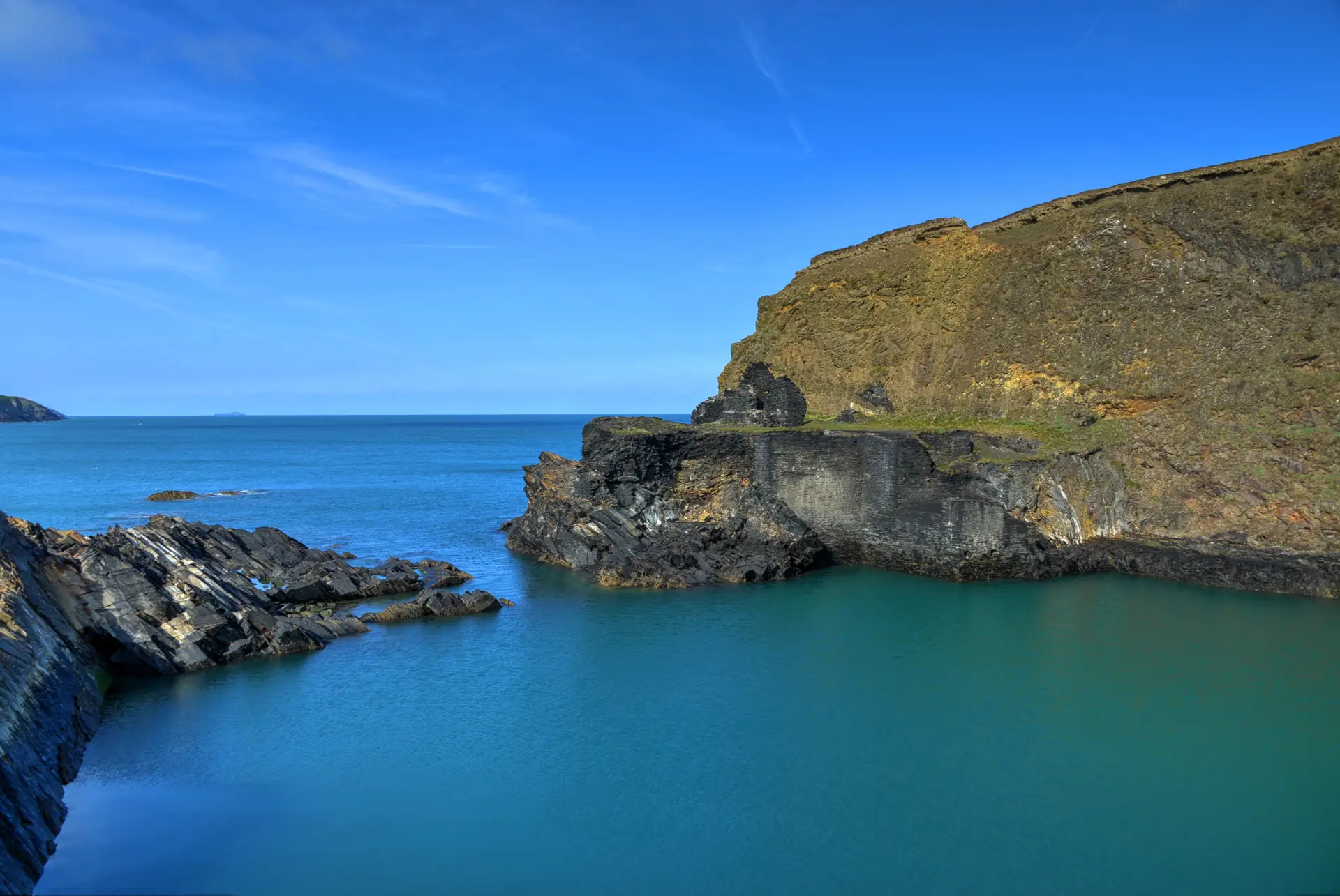 Die Blue Lagoon von Abereiddy, ein gefluteter Schieferbruch am Meer