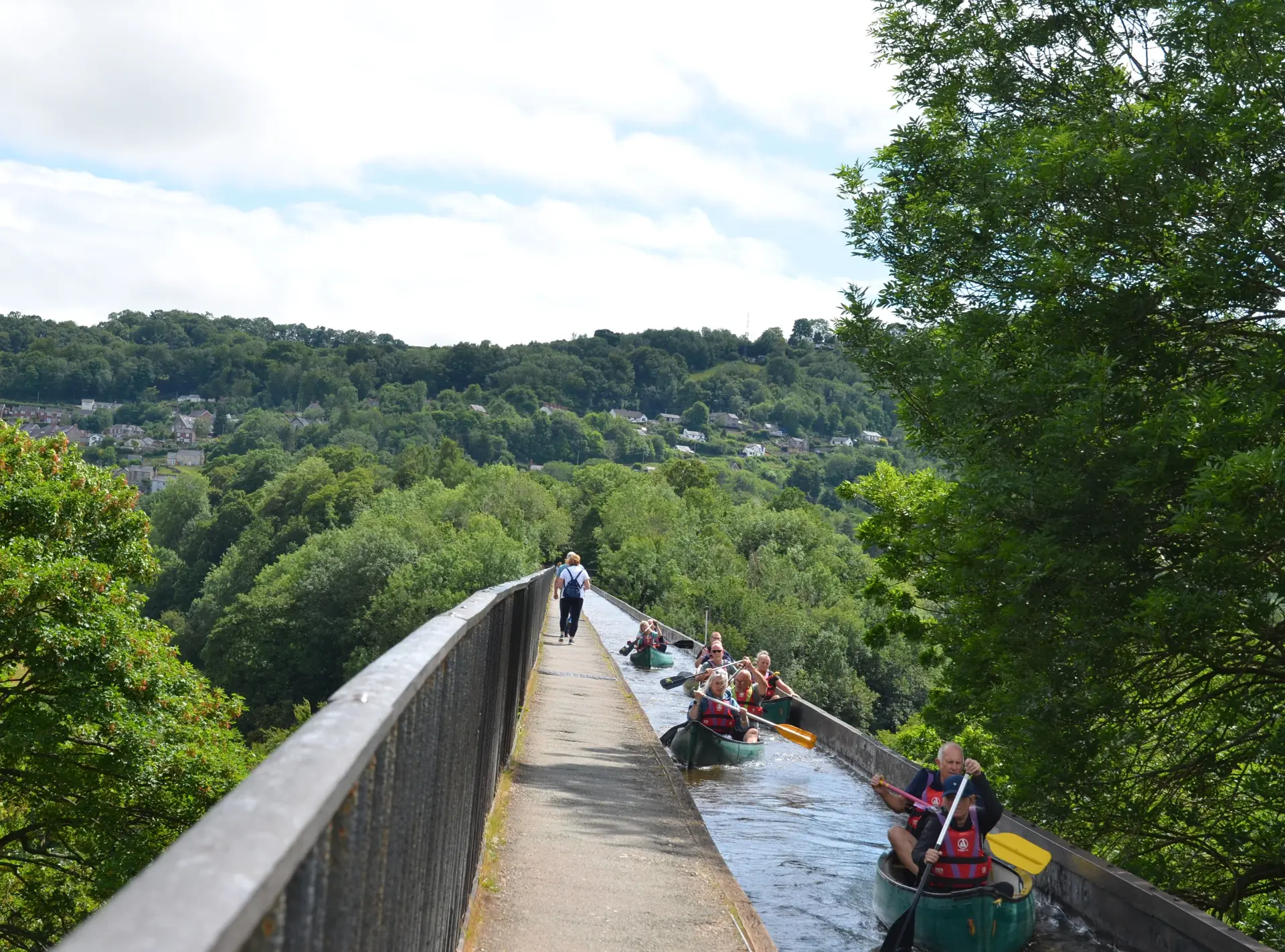 Kanus im schmalen Trog des Pontcysyllte-Aquädukts hoch über dem Tal
