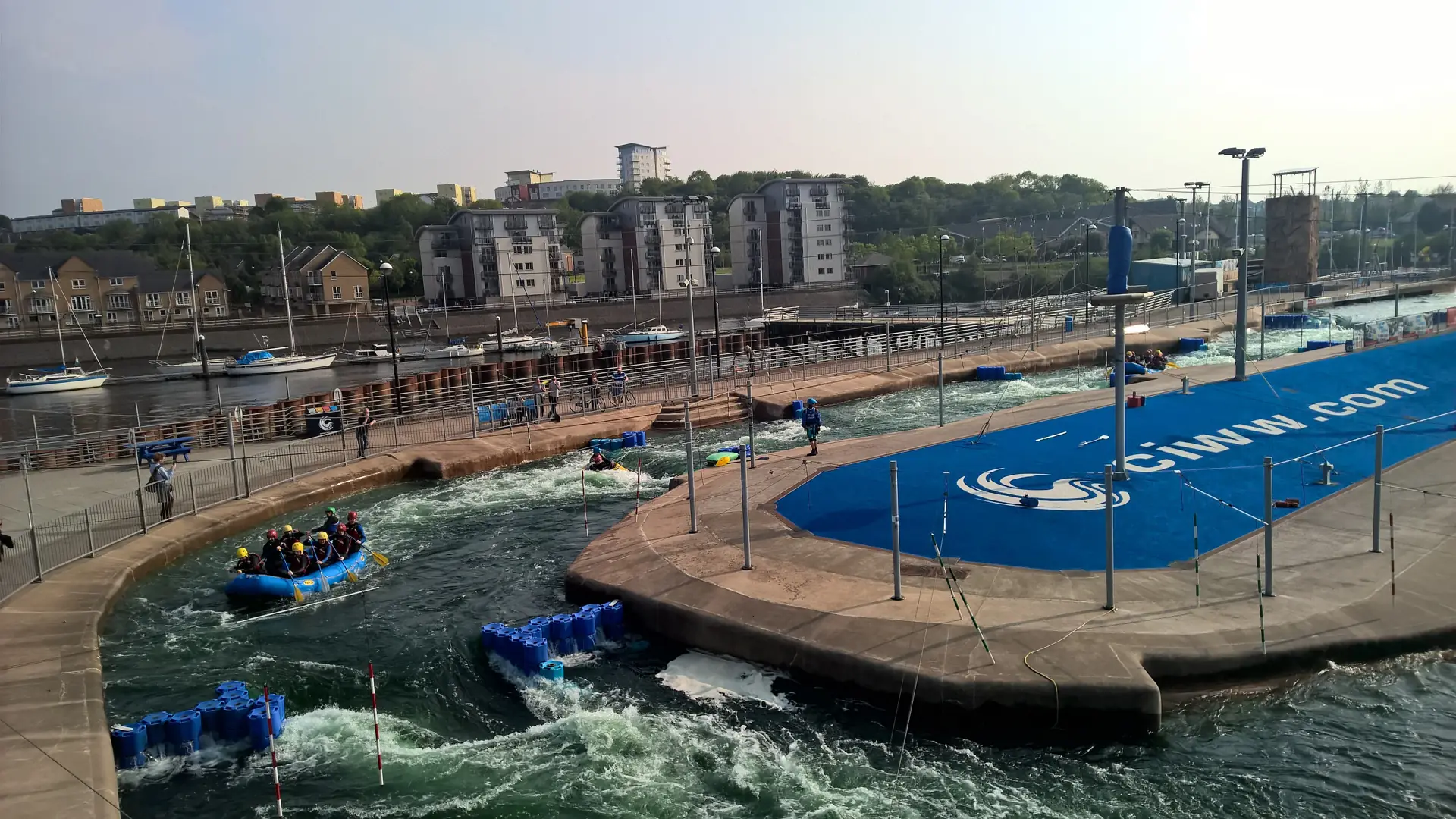 Rafts im Kanal von Cardiff International White Water