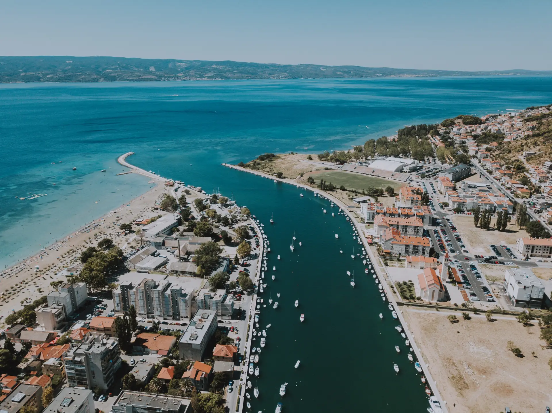 Omiš aus der Luft: die grüne Cetina erreicht zwischen Stadt und Strand die Adria