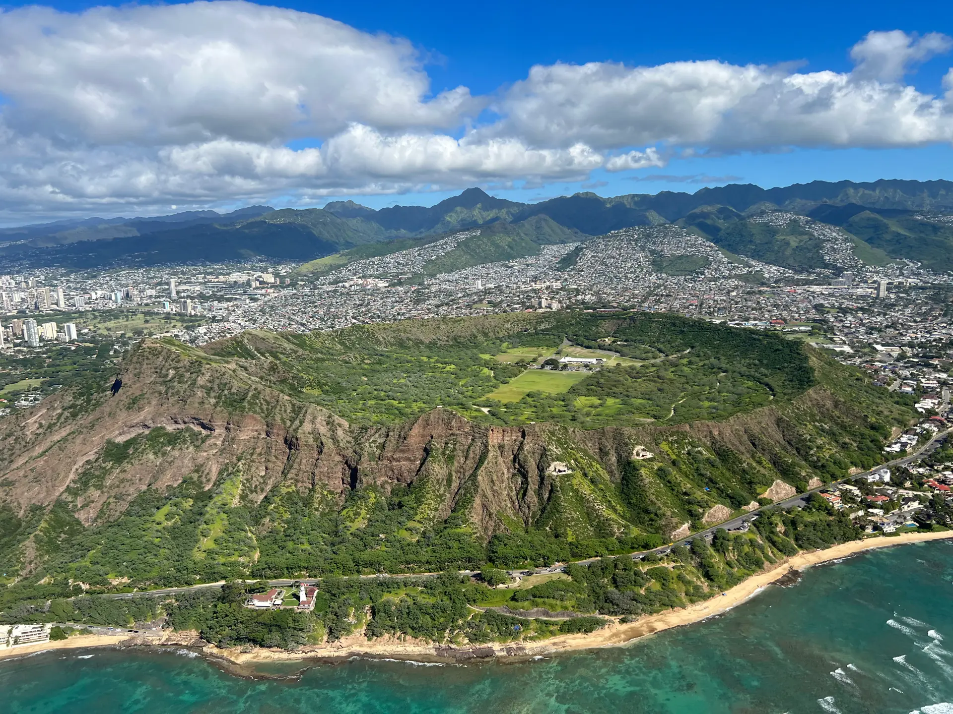 Der Krater des Diamond Head aus der Luft, Rand und Kraterboden deutlich sichtbar über Honolulu