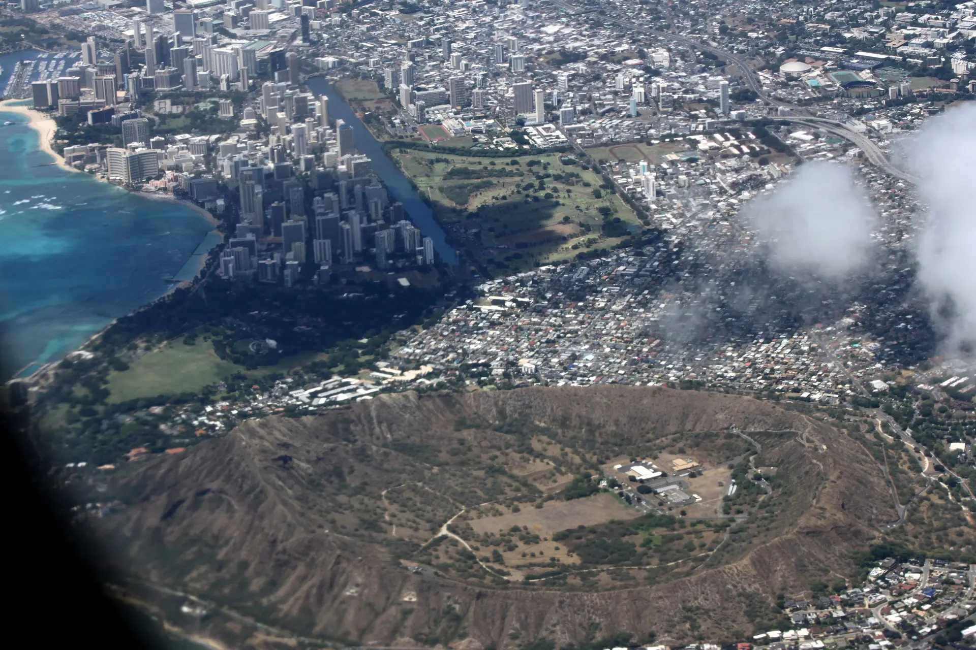 Der Krater des Diamond Head und die Küste von Waikiki aus der Luft, dahinter Honolulu