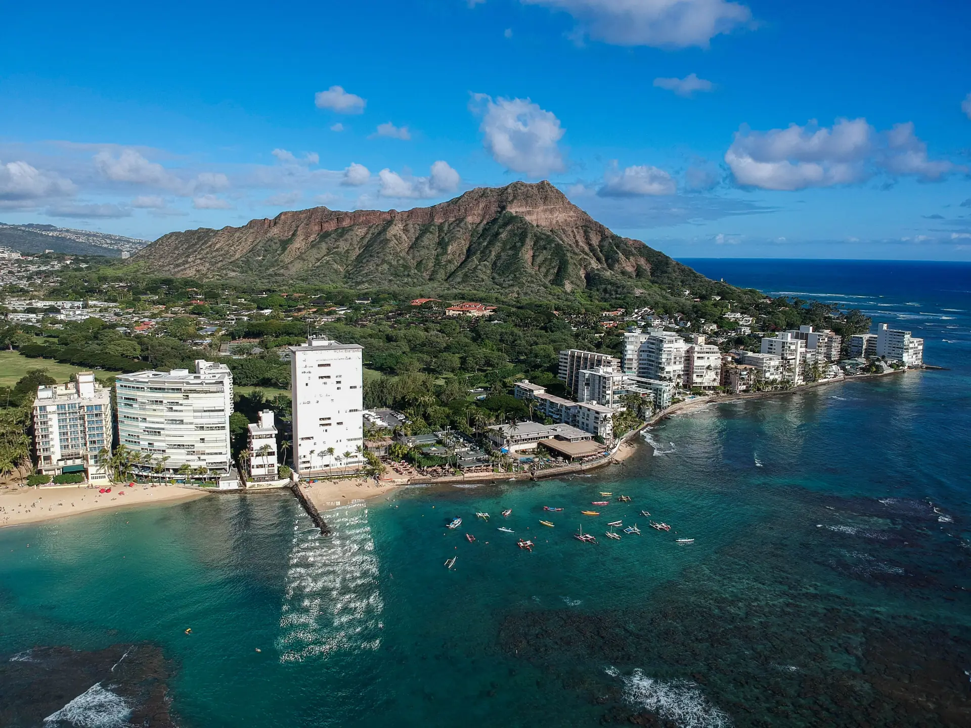 Die Hoteltürme und der Strand von Waikiki mit dem Diamond Head dahinter, vom Meer aus gesehen