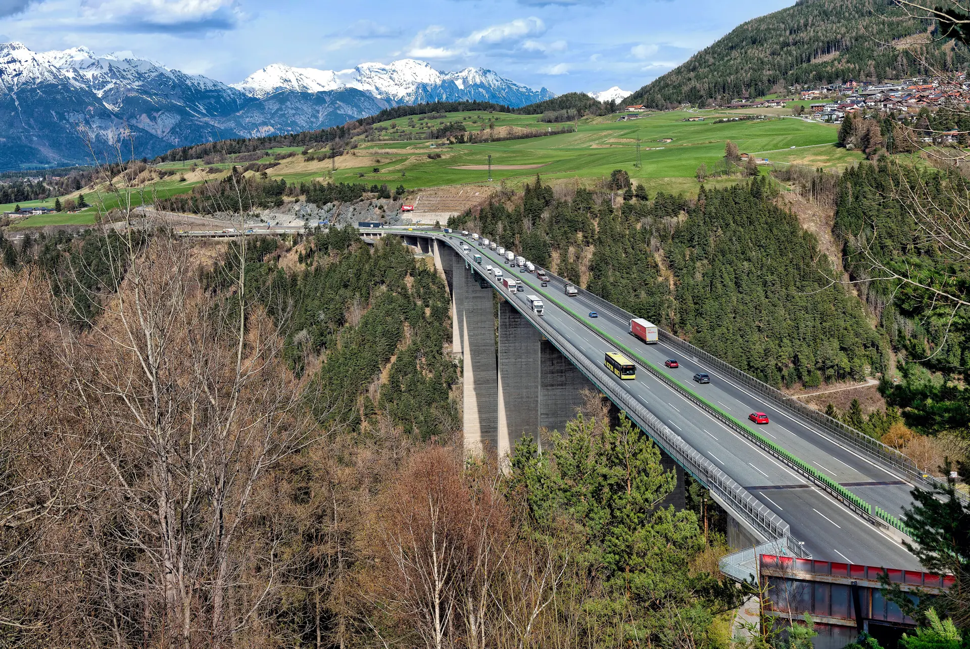 Die Europabrücke der Brennerautobahn von oben mit dem Wipptal tief darunter