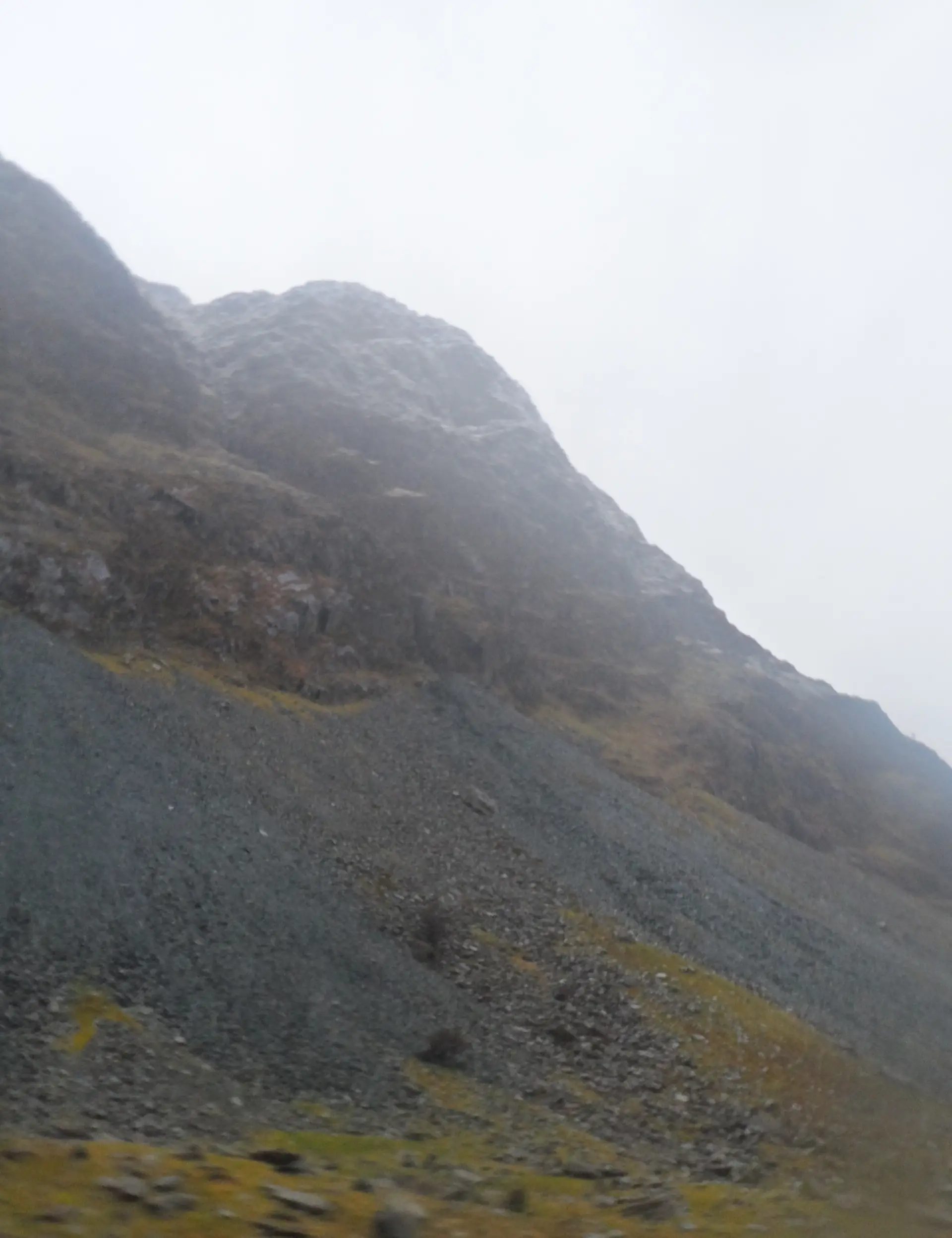 Der Fleetwith Pike über dem Honister Pass, Schiefer und steile Flanken
