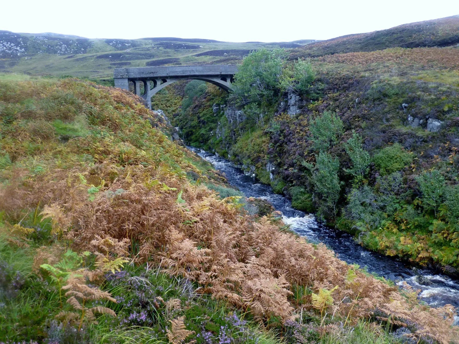 Die Garry Bridge über dem bewaldeten Pass von Killiecrankie
