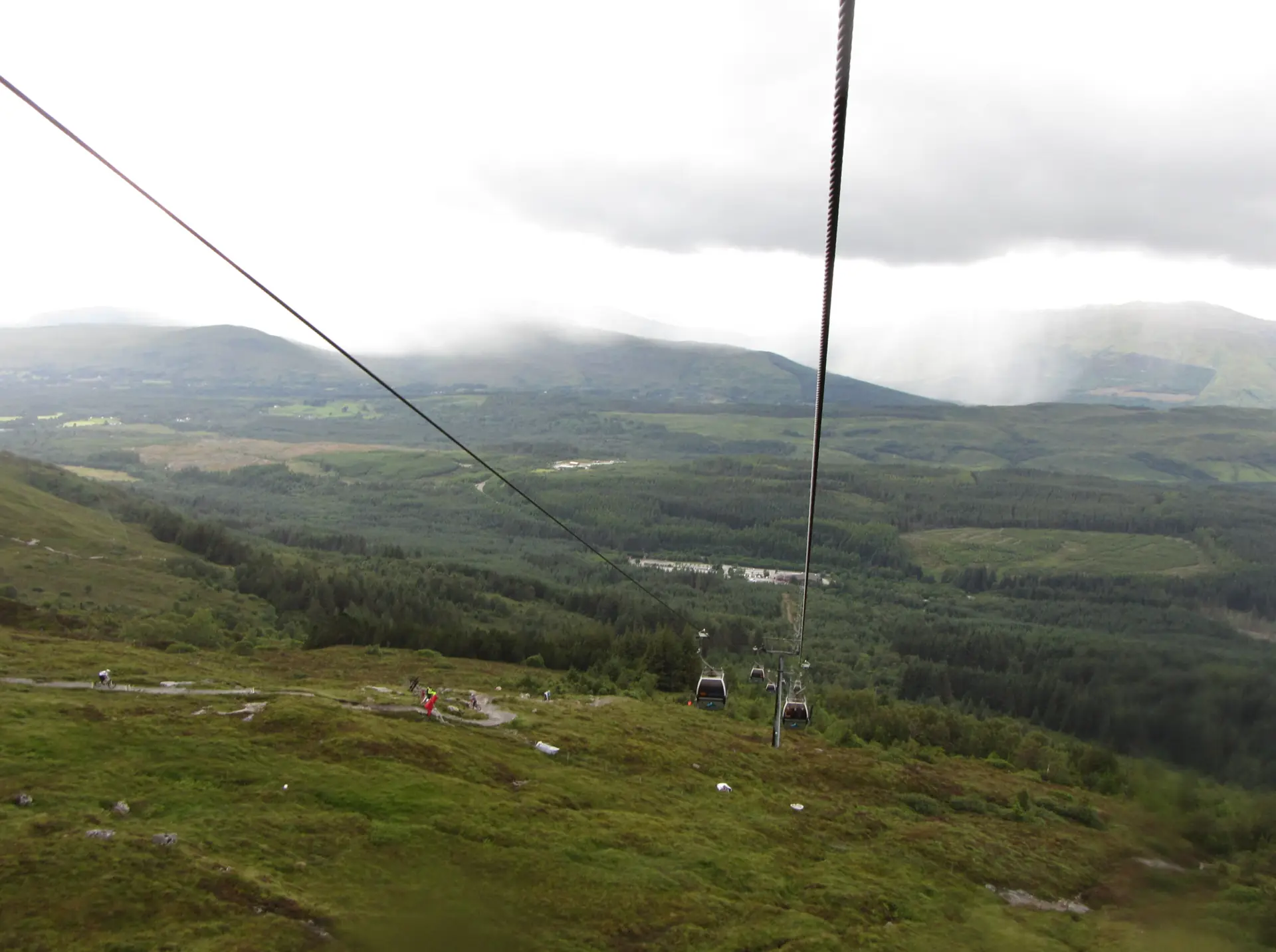 Die Gondeln der Nevis Range über dem Hang des Aonach Mòr