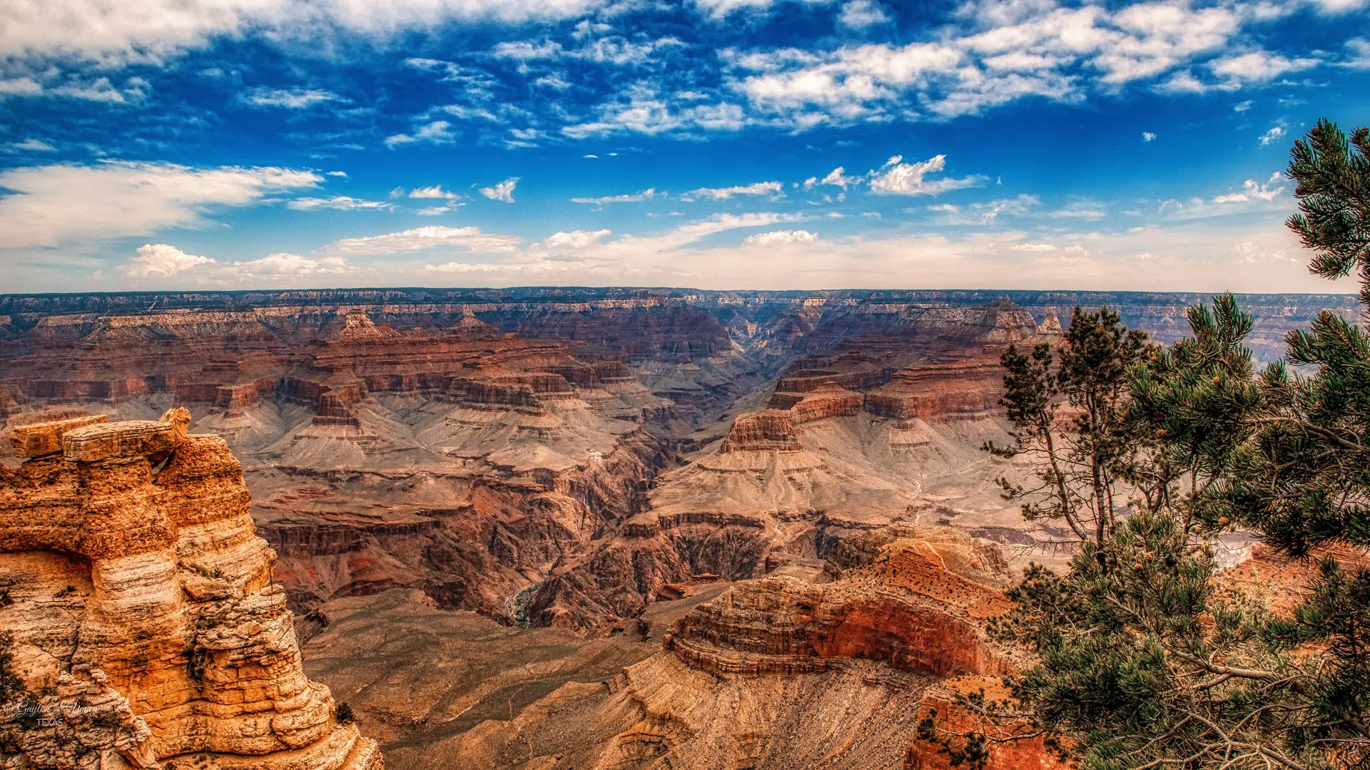 Der Grand Canyon vom Mather Point am South Rim unter einem Himmel mit verstreuten Wolken