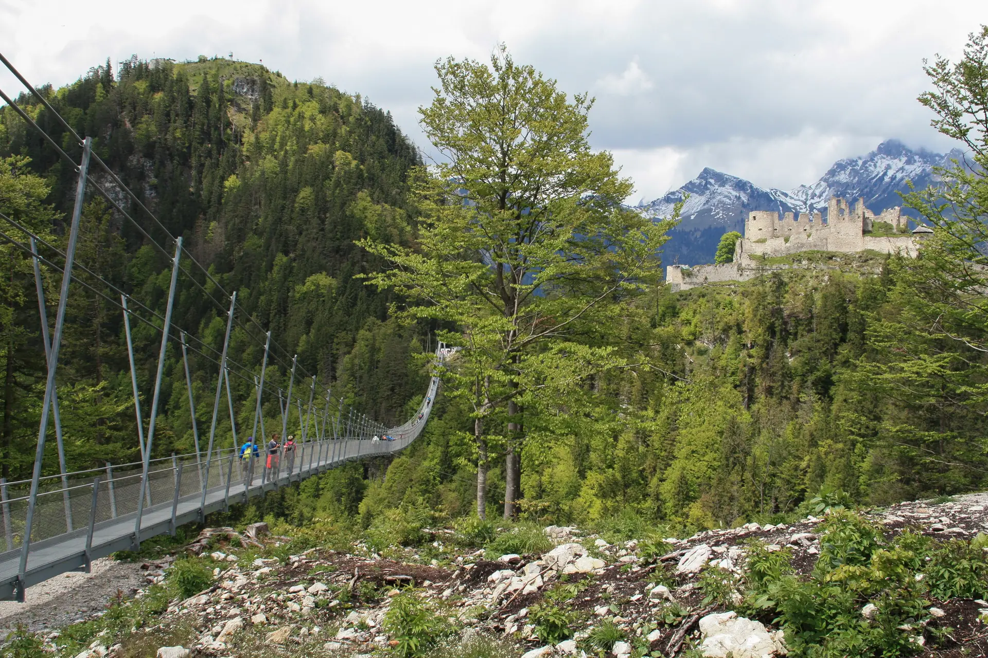 Die Hängebrücke Highline 179 spannt sich über das Tal zur Ruine Ehrenberg bei Reutte