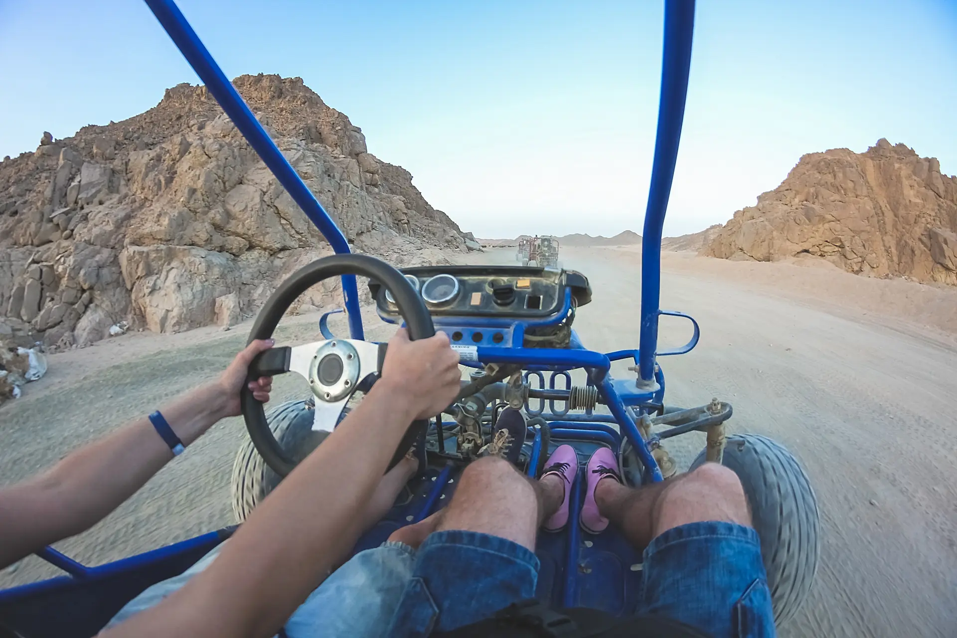 An off-road buggy throwing up dust on a desert track (symbolic image, not Lanzarote)