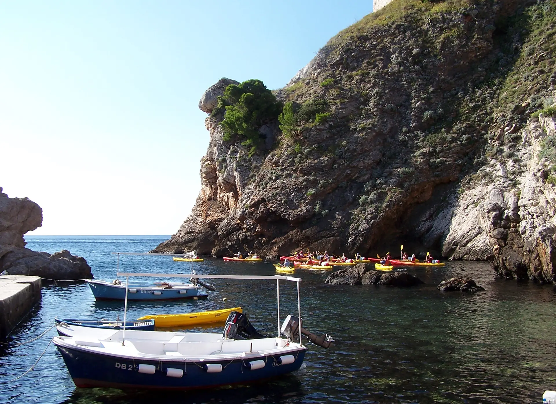 Seekajaks verlassen die Bucht Pile unter der Felswand des Forts Lovrijenac, Dubrovnik