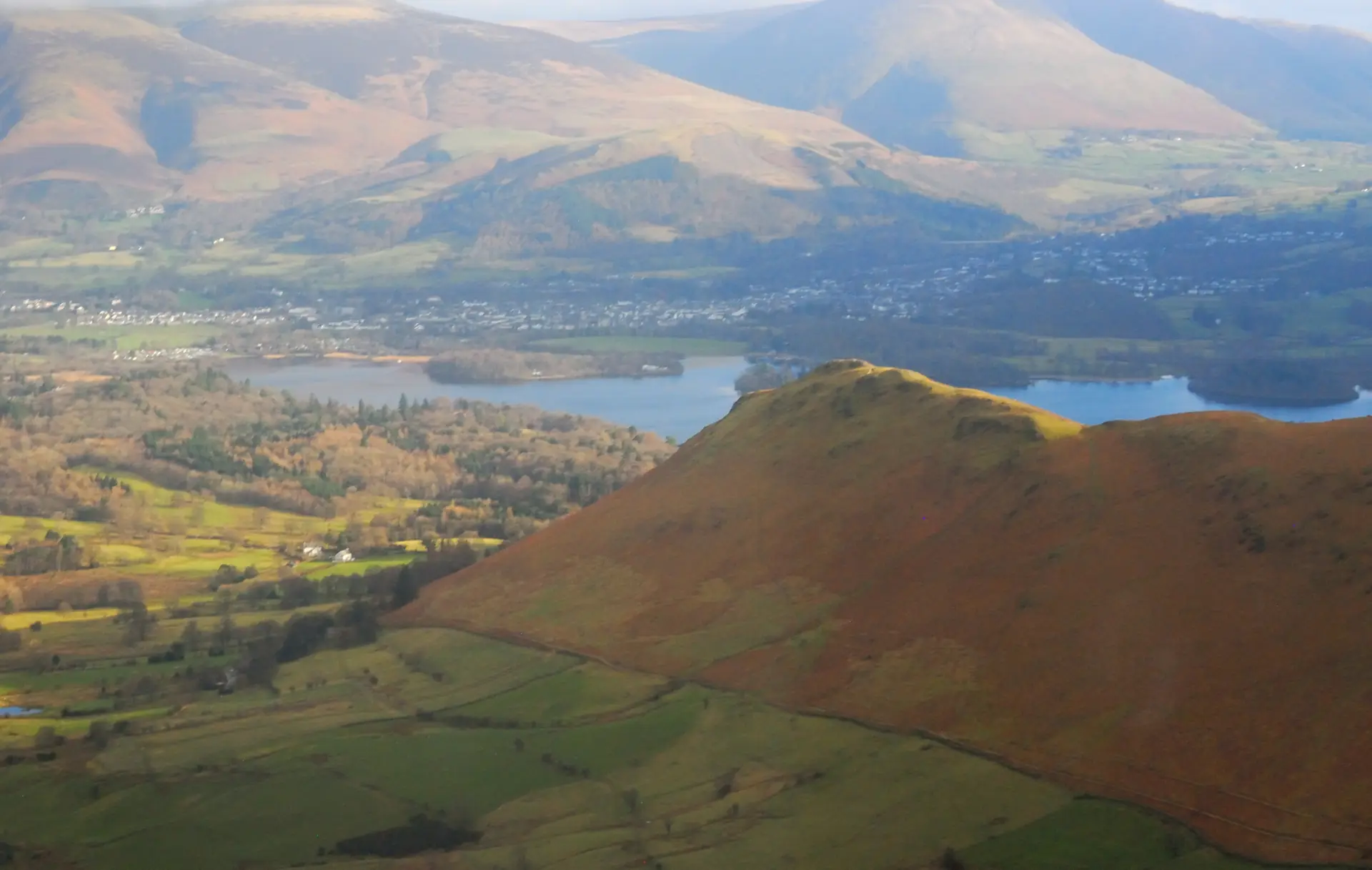 Keswick und der Derwentwater aus der Luft, dahinter die Fells