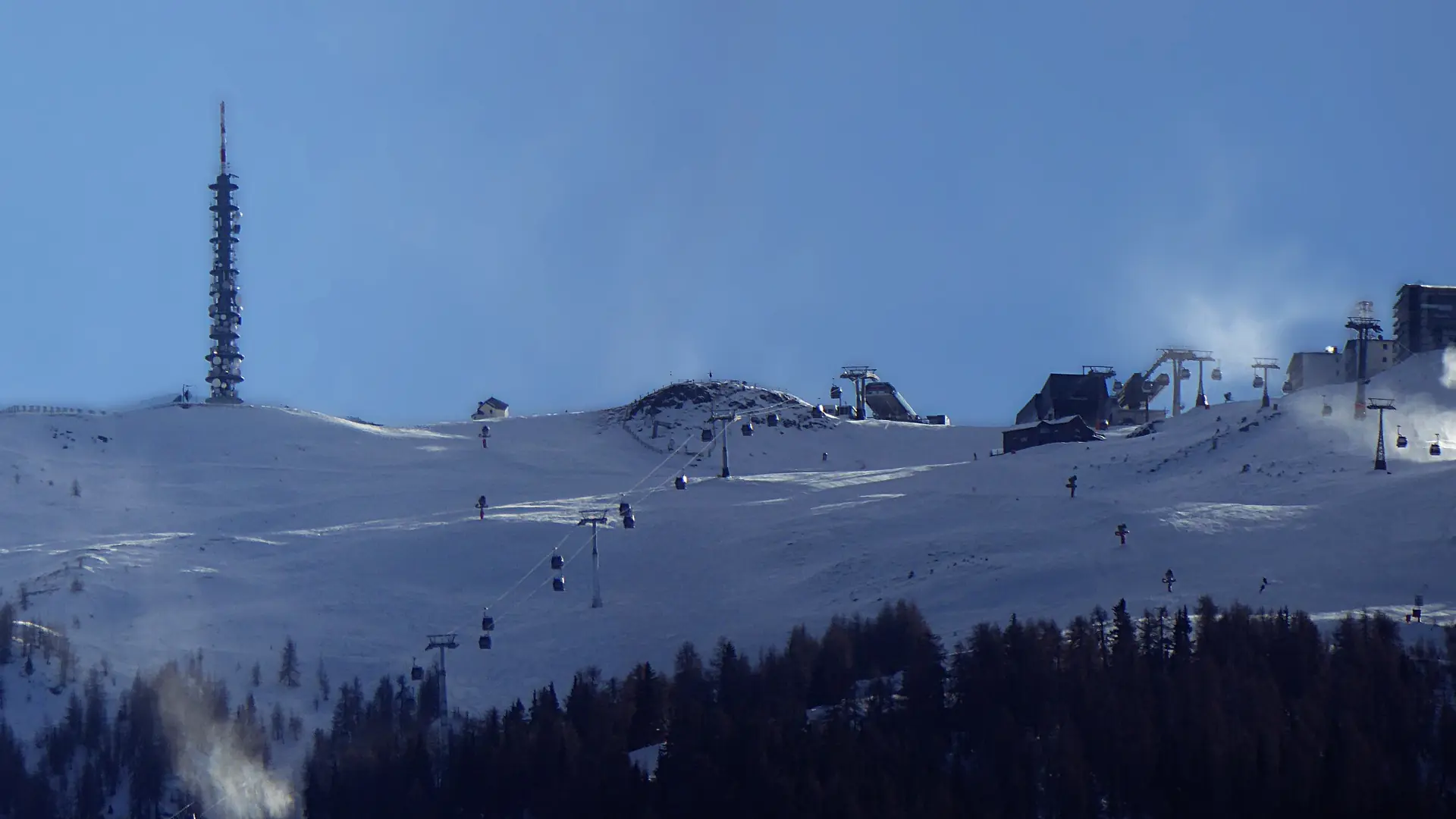 Der kahle Gipfel des Kronplatz über den Wäldern des Pustertals bei Bruneck