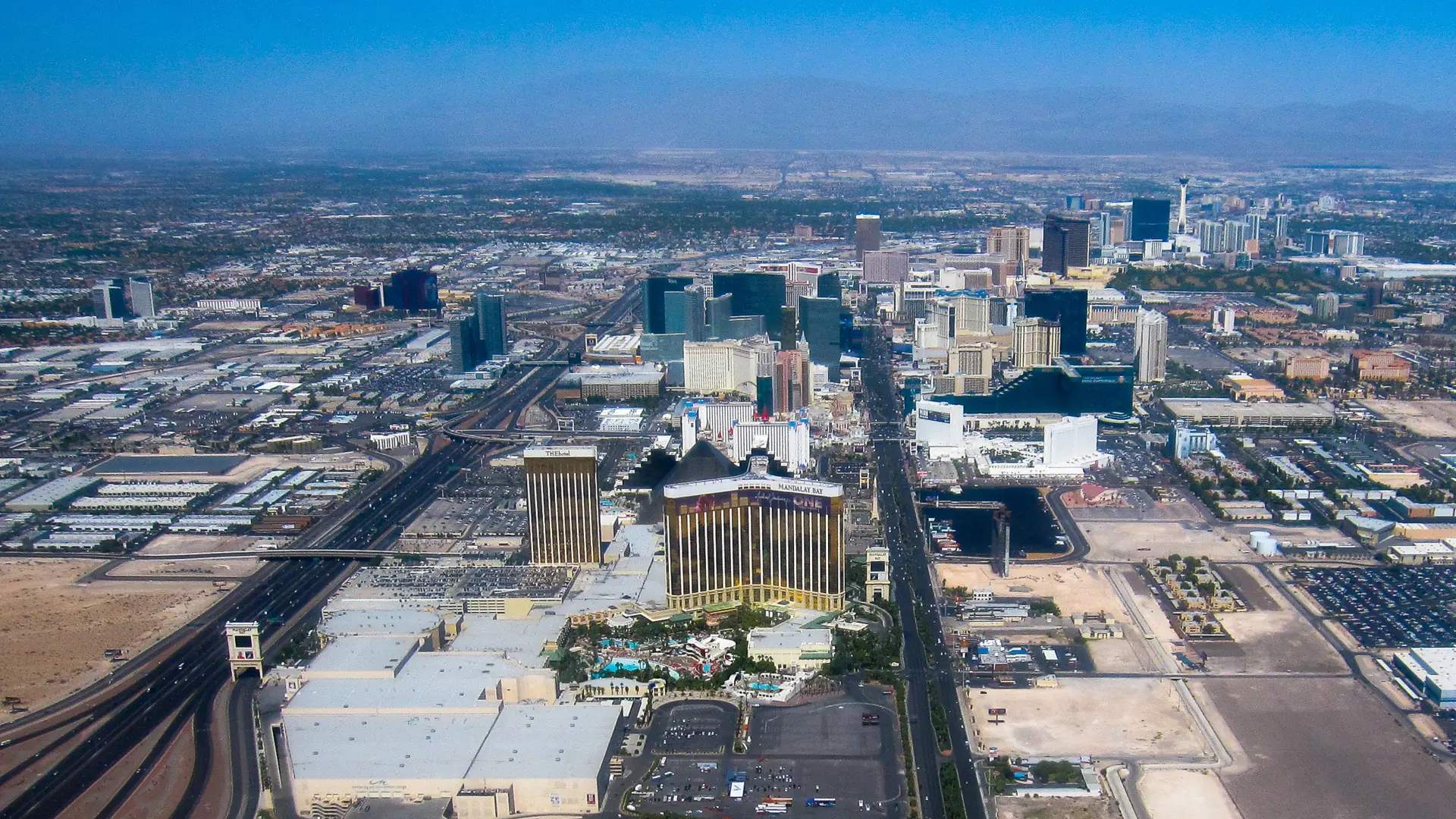 Der Las Vegas Strip aus der Luft, die Casino-Türme entlang des Boulevards und die Wüste dahinter