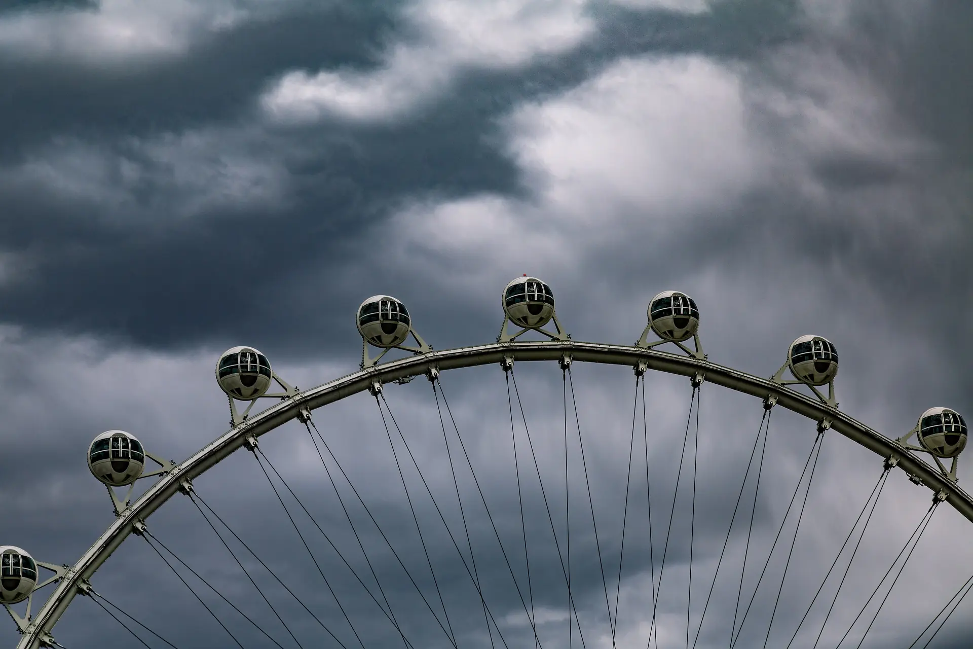 Das Riesenrad High Roller an der LINQ Promenade vor bewölktem Himmel