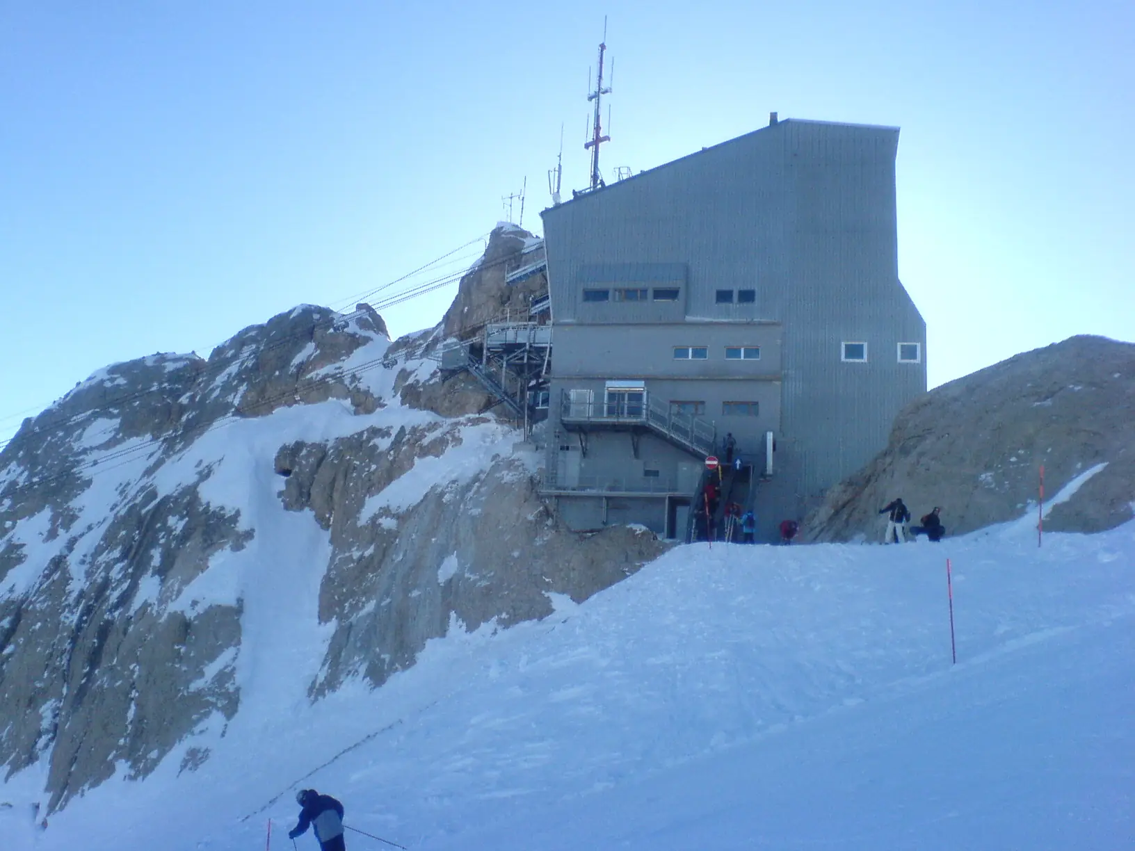 Die Bergstation Punta Rocca der Marmolada-Seilbahn im Schnee, auf 3.265 Metern