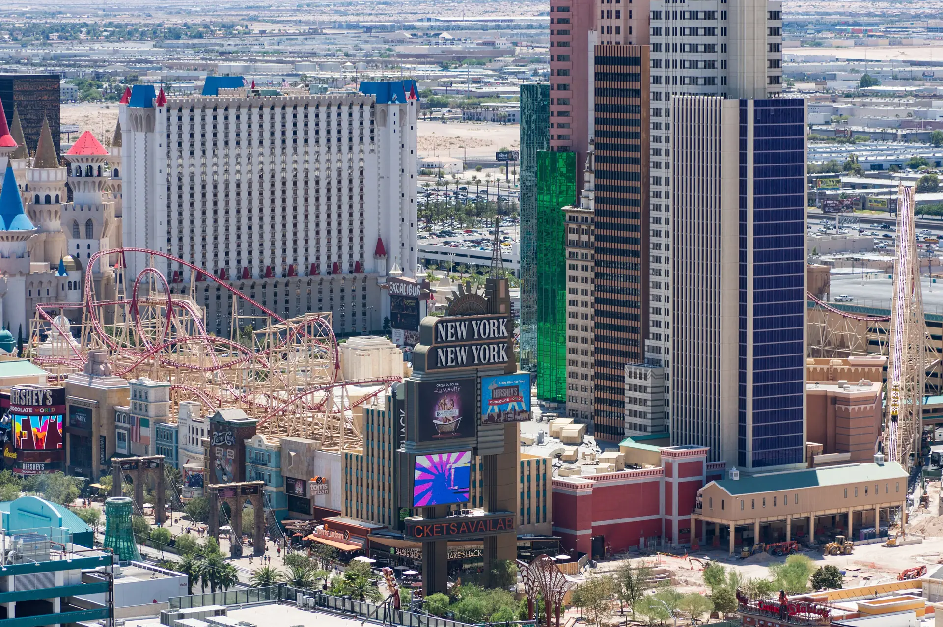 Die rote Achterbahnschiene windet sich um die nachgebaute Manhattan-Skyline des Casinos New York-New York