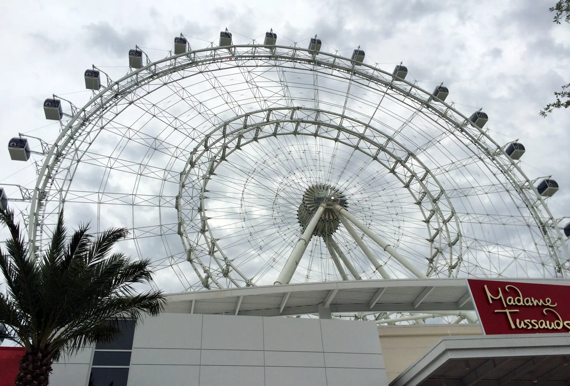 The Wheel im ICON Park von unten, Kapseln vor bewölktem Himmel über Orlando