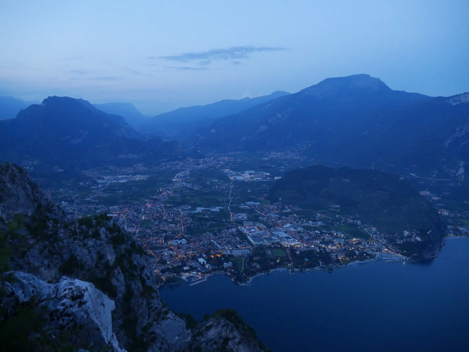 Riva del Garda und das Nordende des Gardasees vom Gipfel der Cima Capi