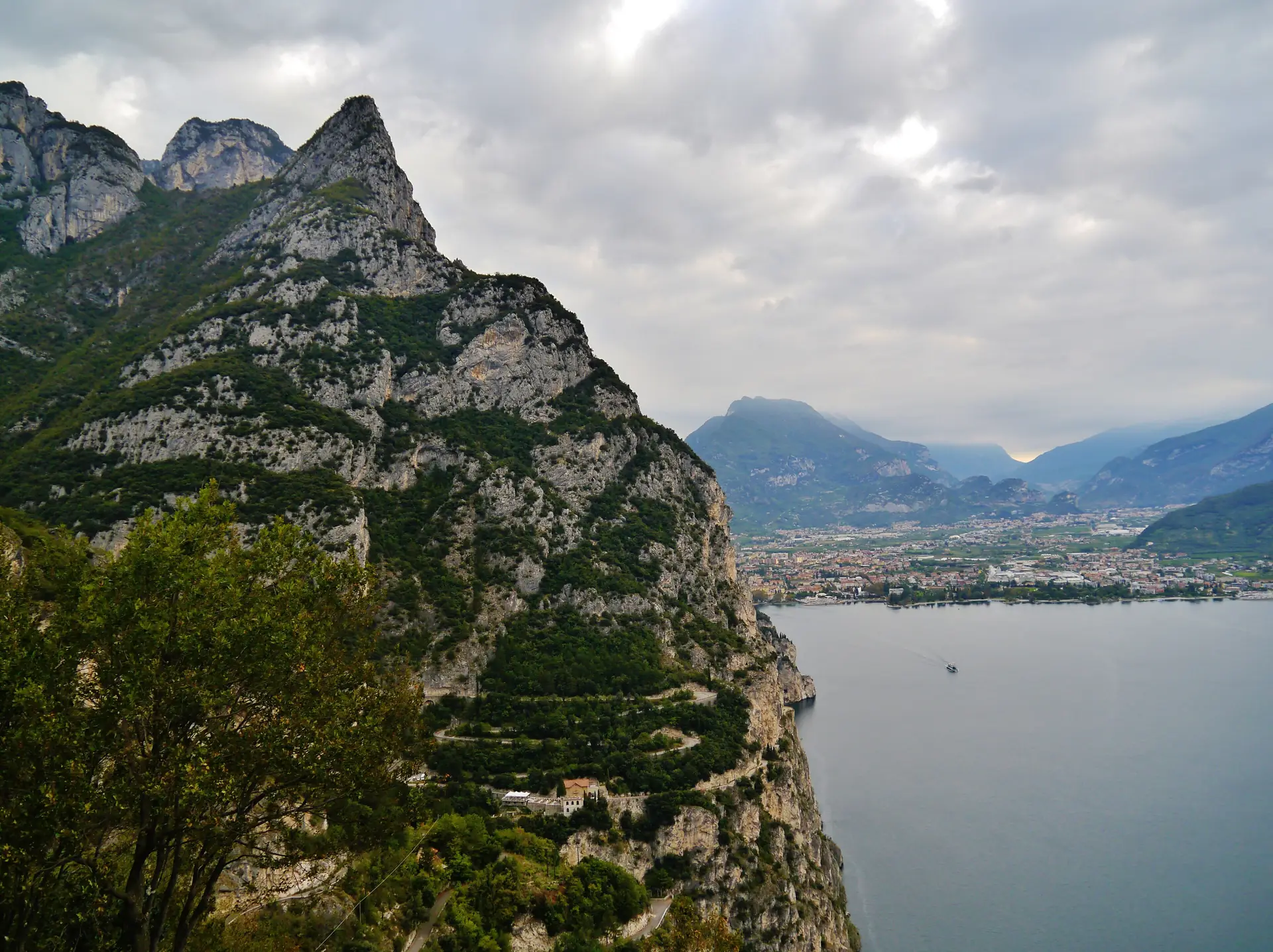 Riva del Garda und das Nordende des Gardasees von Pregasina aus, mit steilen Bergen auf beiden Seiten