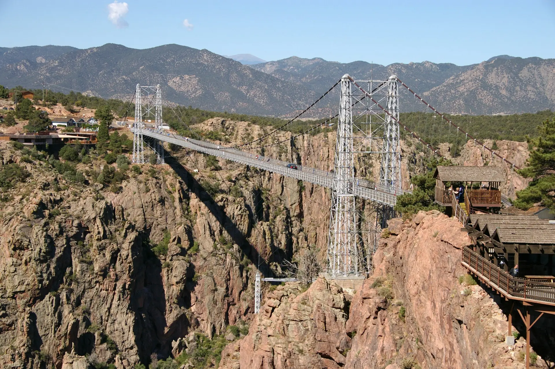 Die Royal Gorge Bridge von der Seite, ihre Türme und Seile spannen sich zwischen den Schluchtwänden