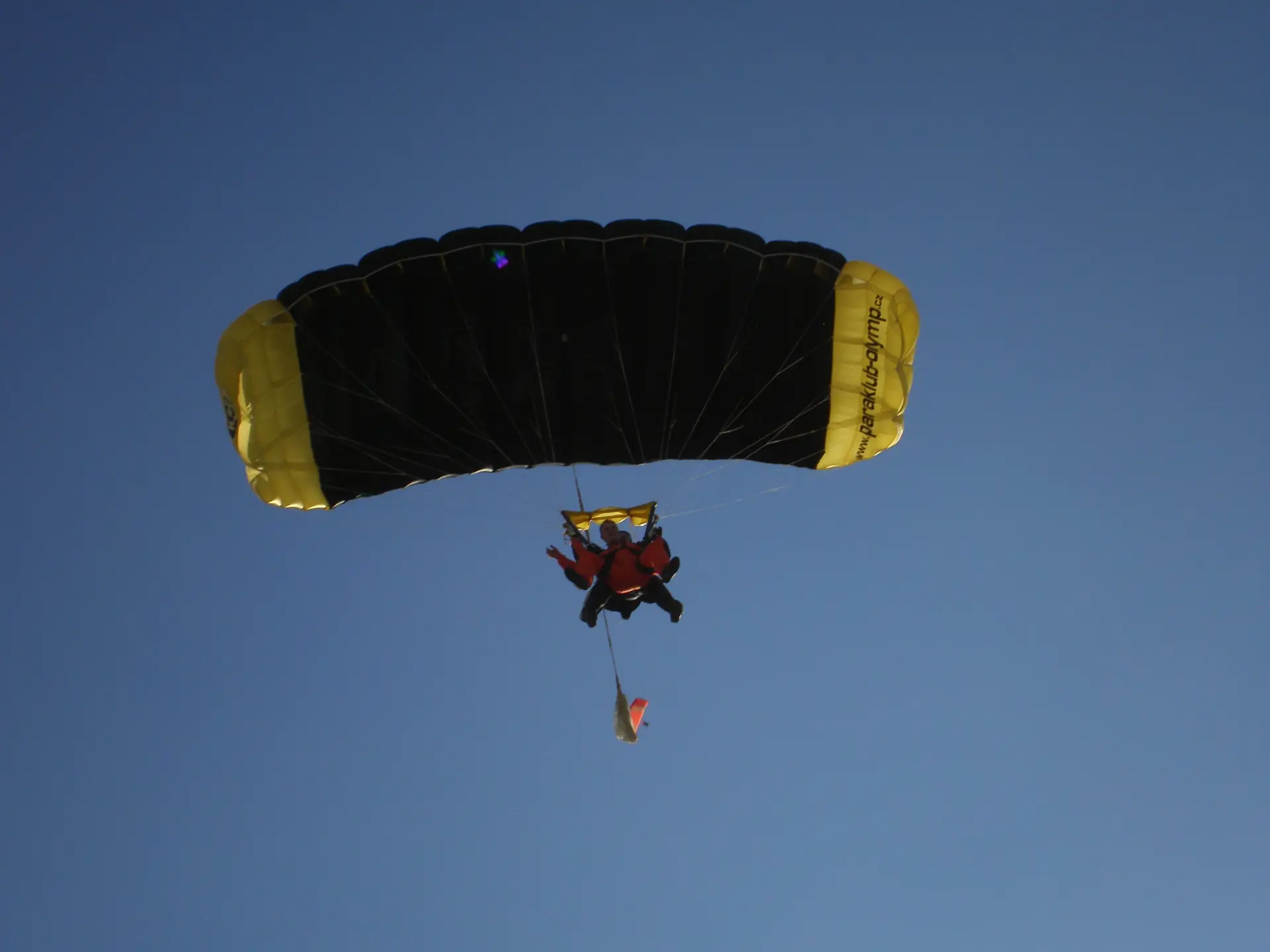 A tandem pair under a green-and-black canopy against a blue sky (symbolic image, not Gran Canaria)