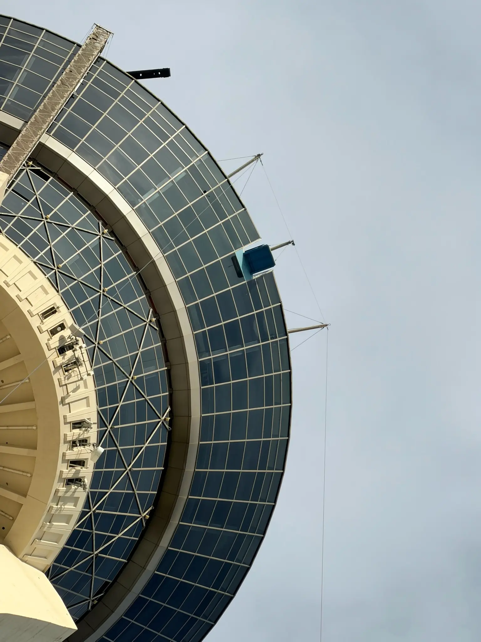 Blick am STRAT-Turm hinauf entlang der Führungsseile des SkyJump