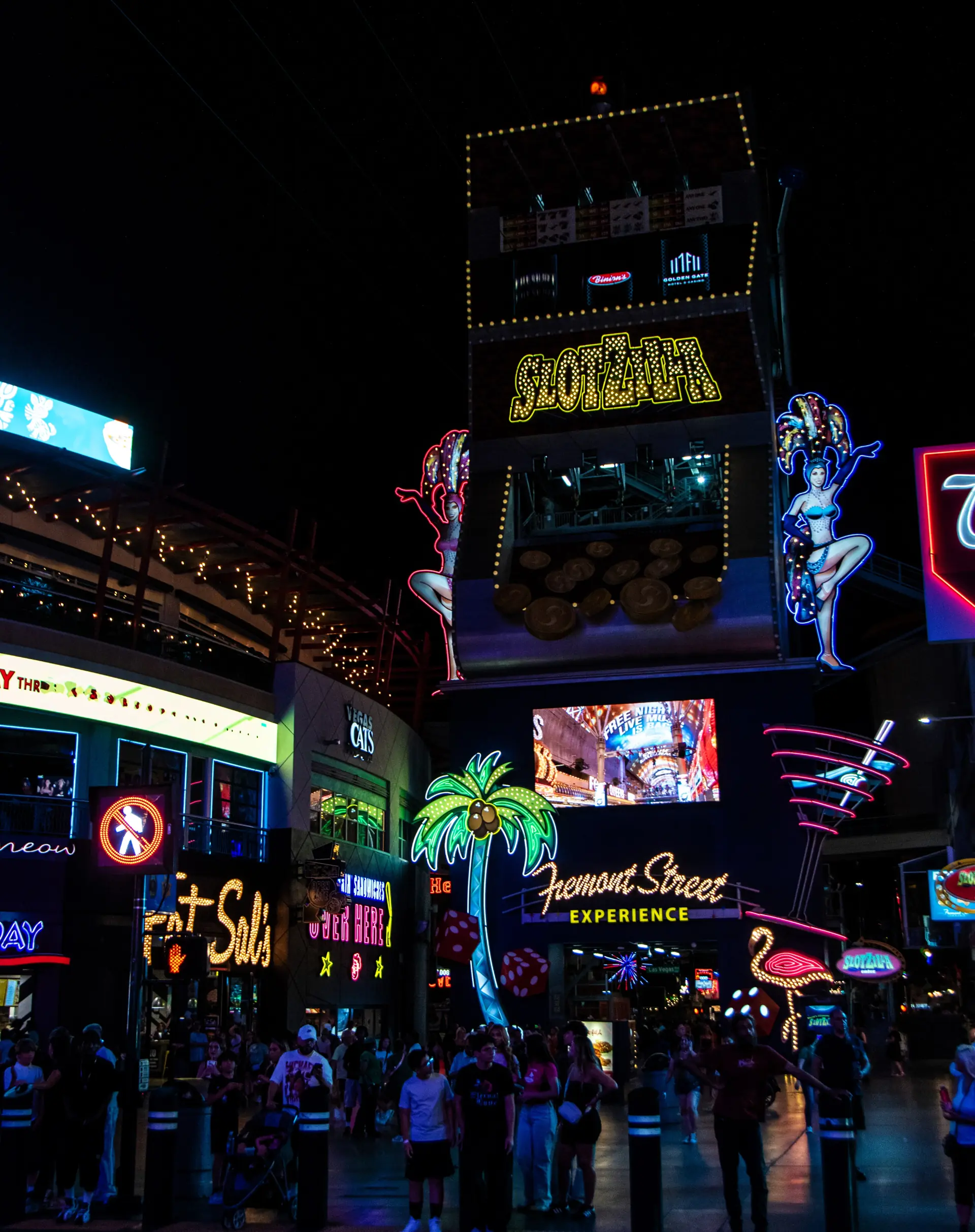 Der SlotZilla-Startturm in Form eines riesigen Spielautomaten unter dem Dach der Fremont Street