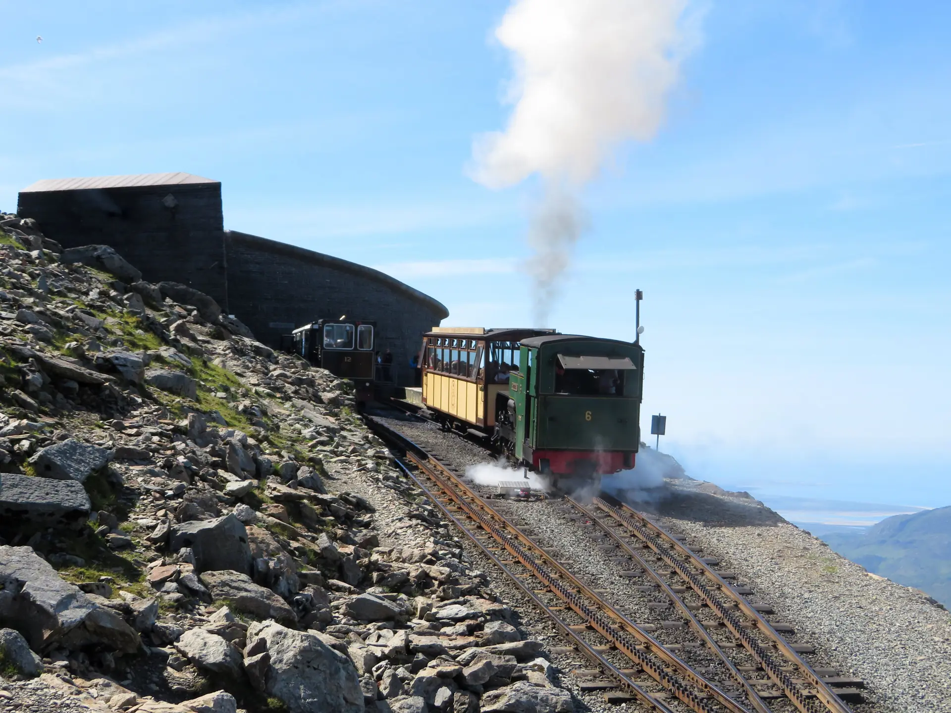 Ein Dampfzug der Snowdon Mountain Railway an der Gipfelstation