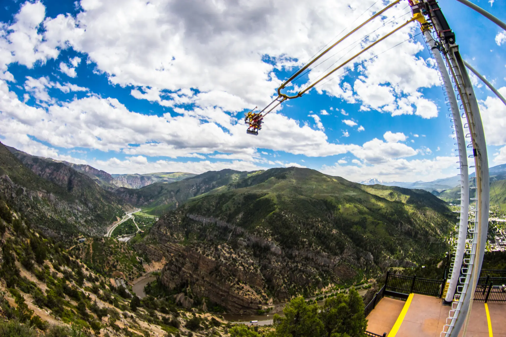 Die Giant Canyon Swing in Glenwood Caverns, hinausgeschleudert über die Bergkante mit der Schlucht weit unten