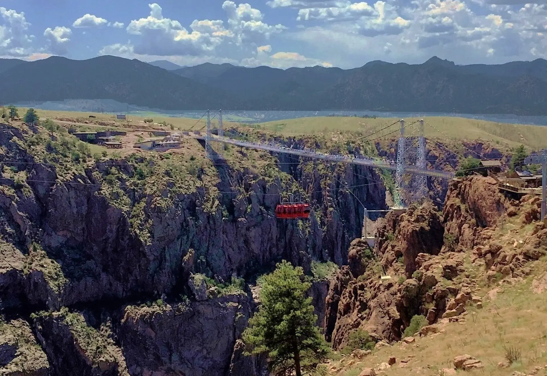 Die Royal Gorge mit der Hängebrücke hoch über dem Arkansas River und einer Gondel, die daneben die Schlucht überquert