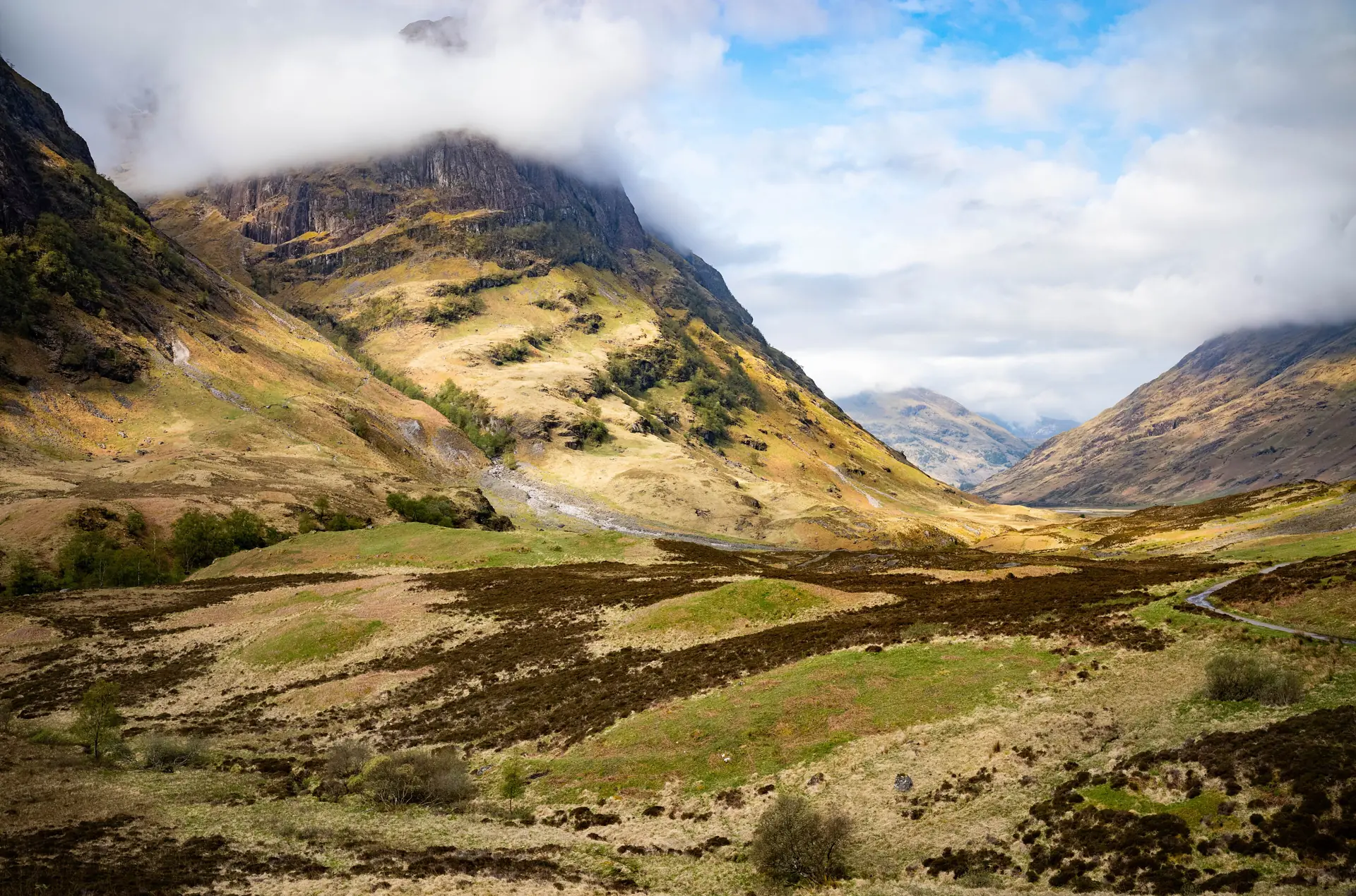 Die Three Sisters von Glencoe, grüne Grate unter Wolken