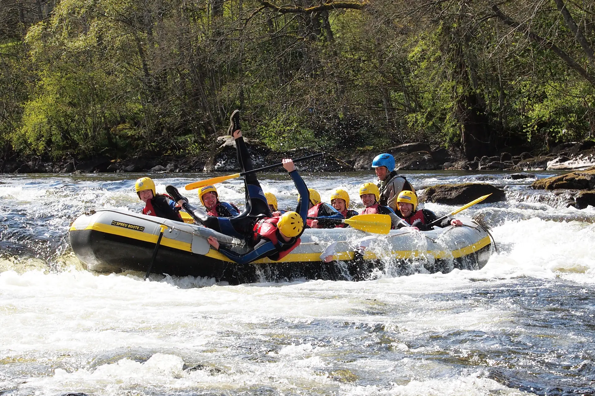 Ein Raft in der Stromschnelle von Grandtully auf dem River Tay