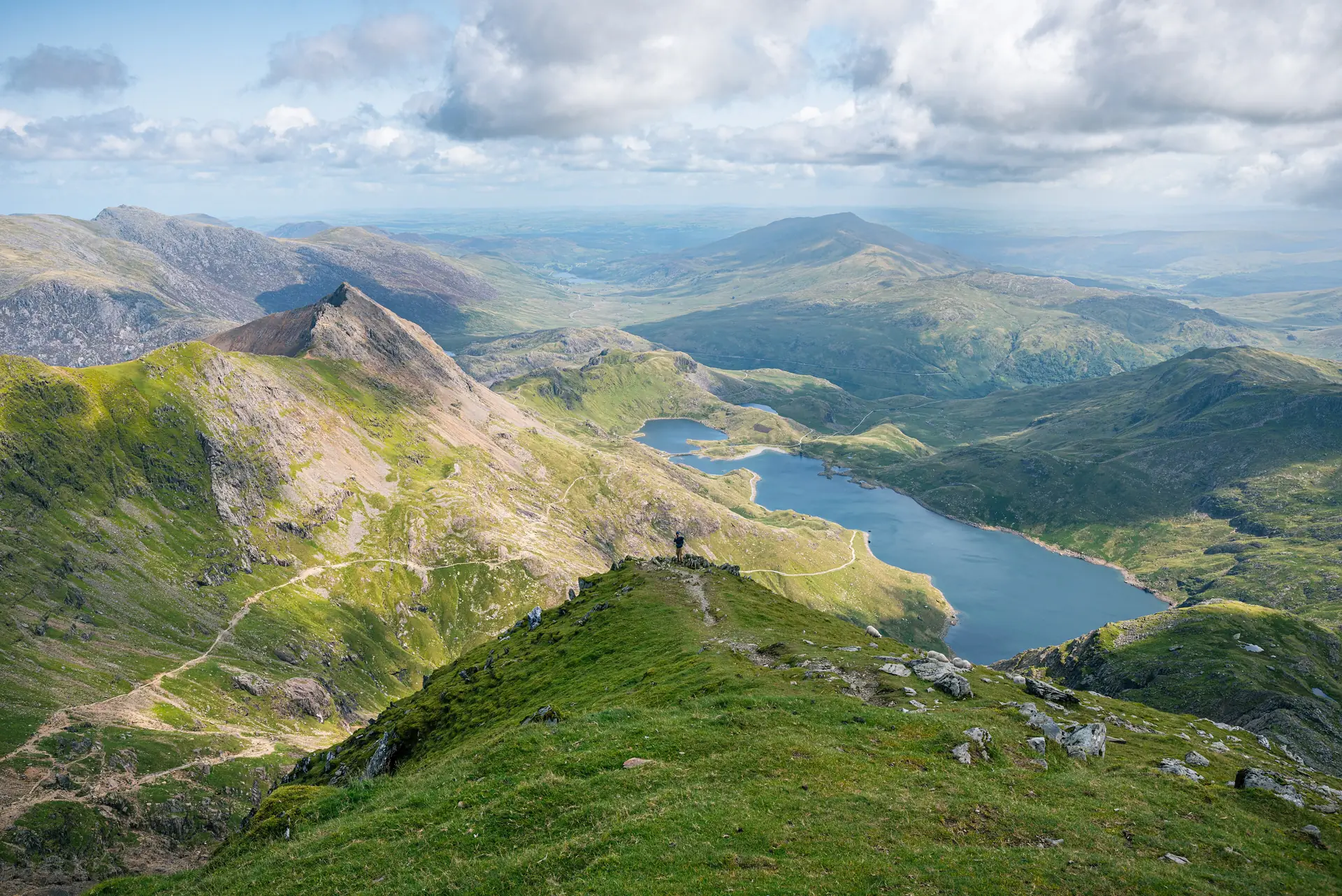 Blick von Yr Wyddfa über den Llyn Llydaw zum Grat des Crib Goch