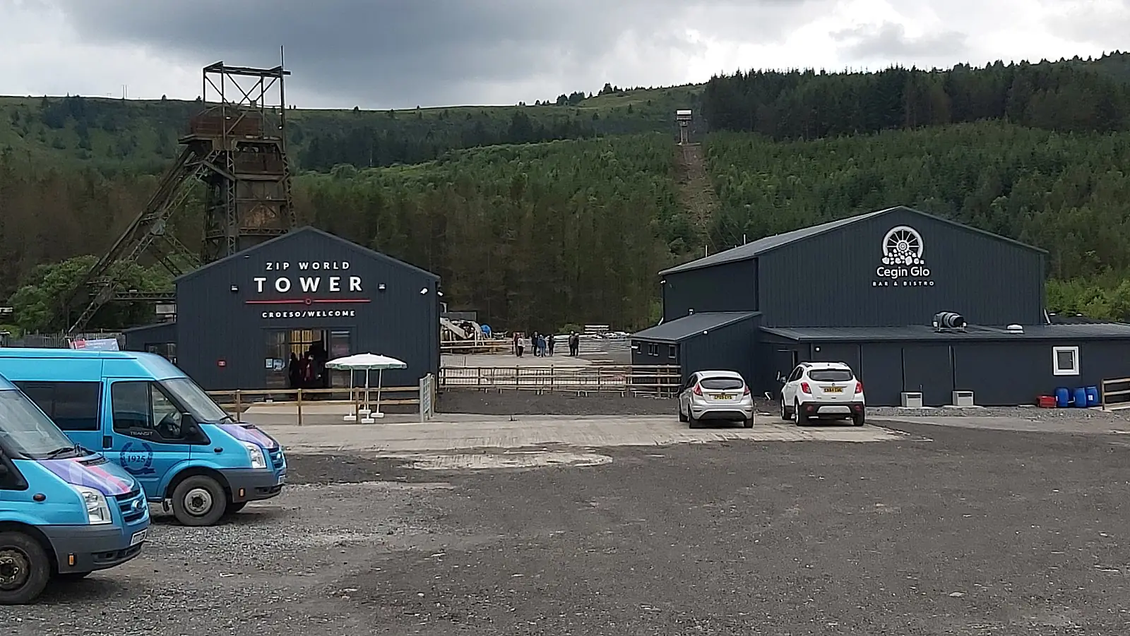 Zip World Tower auf der ehemaligen Tower Colliery mit den Seilen über dem Hang